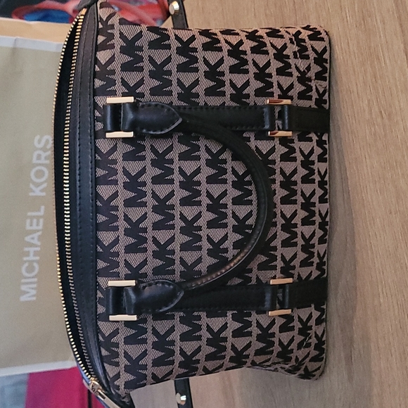 Micheal Kors Monogram Purse for Fall - Picture 2 of 12